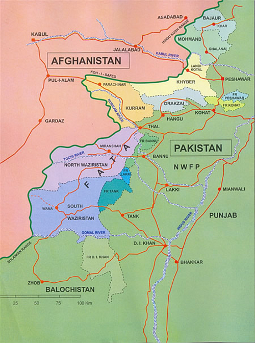 パキスタンとアフガニスタンの一部を示す地図。パキスタン国内に位置し、アフガニスタンの南東国境に隣接する連邦直轄部族地域も含まれている。