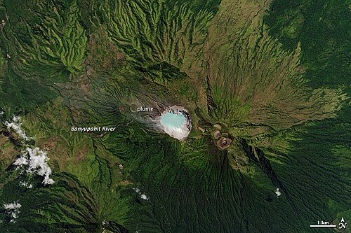 Landsat 8 から見たカワ・イジェン火山とジャワ島の火口湖