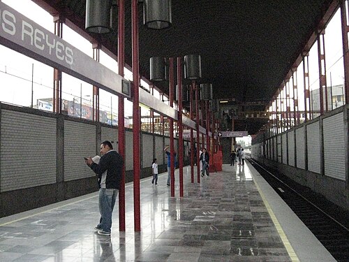 地下鉄ロス・レイエス駅のプラットホーム沿いの眺め
