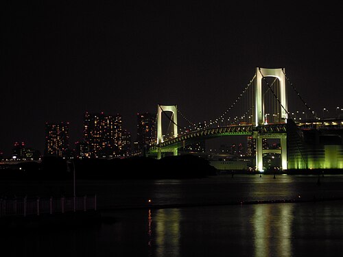 白いライトに照らされた夜のレインボーブリッジ。