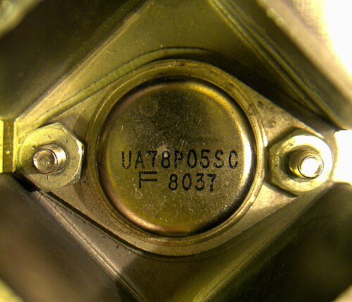 ヒートシンクに取り付けられたTO-3パッケージのuA78P05
