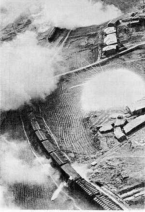 爆発で揺れる列車