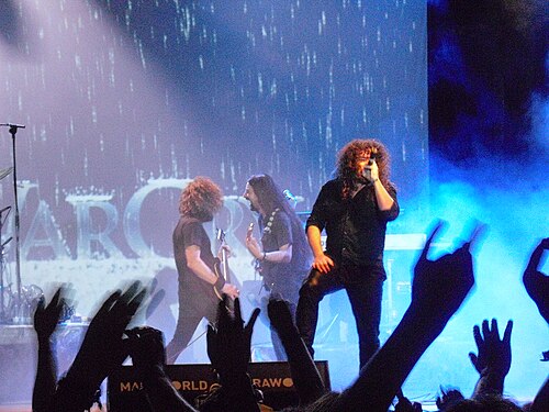 2012 年 7 月にベニカシムのコスタ デ フエゴ フェスティバルでライブを披露した WarCry