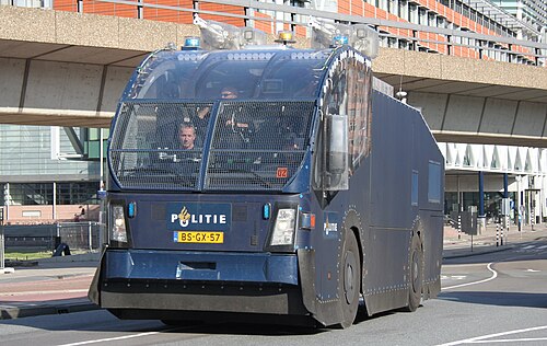 オランダ警察の放水銃。