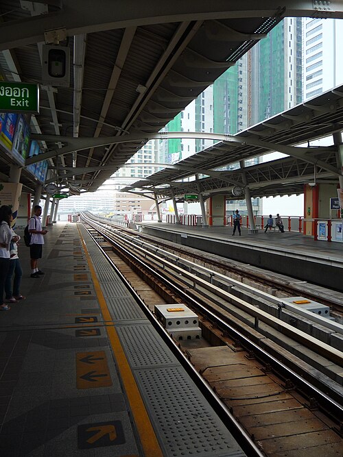 BTS駅のプラットフォーム