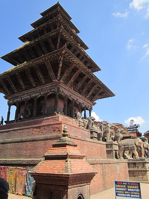 ニャタポラ寺院