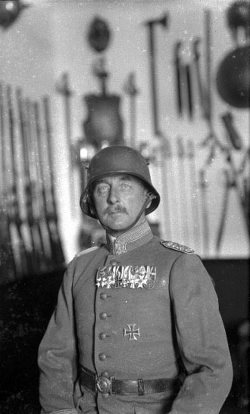 ハミルトン伯爵は自身の連隊の野戦服を着ている。