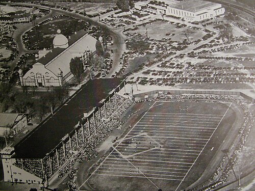 サッカー競技場と周辺の展示会場を写した白黒の空撮写真