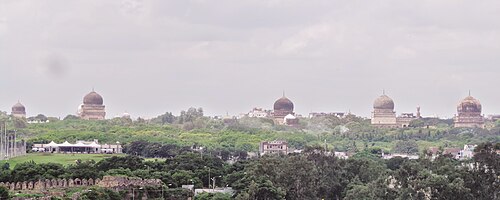 ハイデラバードのクトゥブ・シャーヒー廟群の遠景
