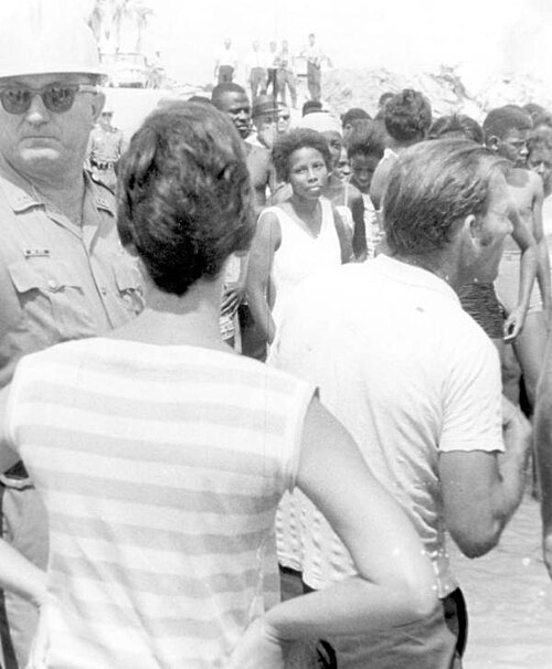 海岸で戦う人種差別主義者の白黒写真