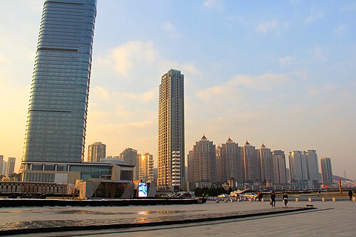 グランドハイアット大連（左）と星海広場のアパートメント