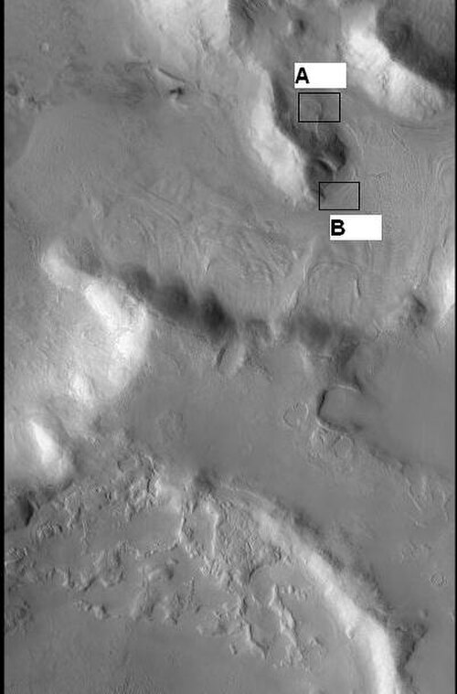 次の HiRISE 画像 (文字 A のボックス) の位置を示す CTX コンテキスト画像。位置は Ismenius Lacus 四角形です。