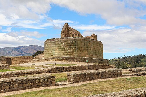 石のブロックで建てられた建造物の遺跡