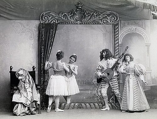 The Scène dansante: Le coquetterie devant le miroir from act II/scene 1. 写真は、左から右に、イソーレ・ド・ルヌアル役のピエリナ・レニャーニ（背を向けた姿）、友人役のクラウディア・クリチェフスカヤ、アルチュール役のセルゲイ・レガット、オルガ・プレオブラジェンスカヤです。アンヌ・ド・ルノアールとして。