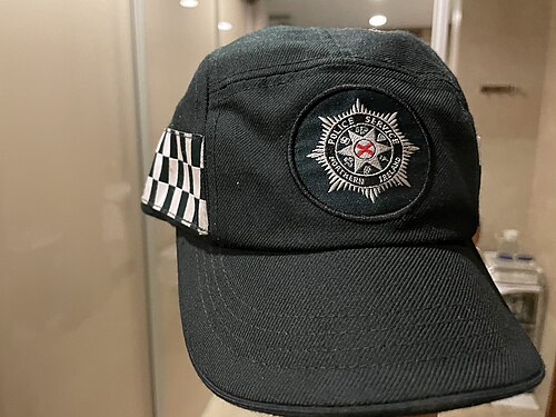 北アイルランド警察の濃い緑色の帽子