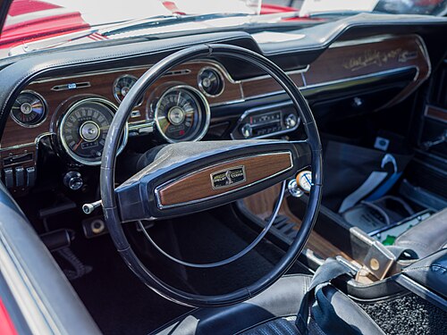 1968年型シェルビーの内装。フルゲージとトップローダーの4速トランスミッションが見える