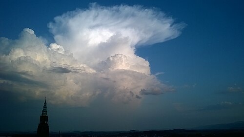 明確に発達した積乱雲の繊維状の縁を持つ頂部毛細血管