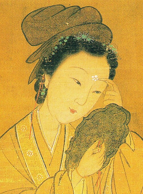 花の形に花壇を塗る女性