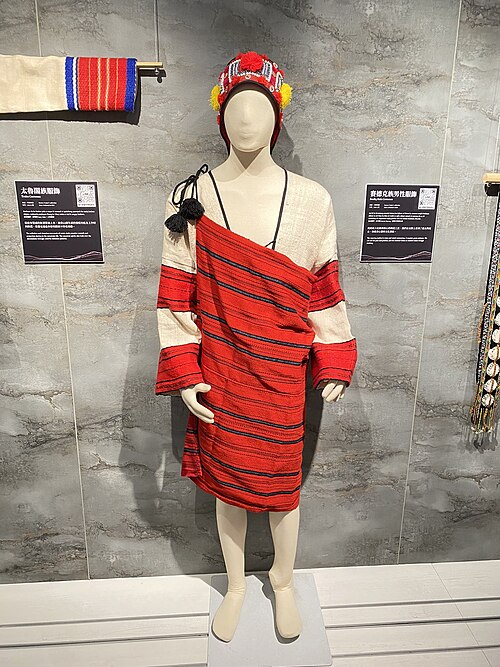 赤い縞模様の服を着た女性と男性のマネキン。