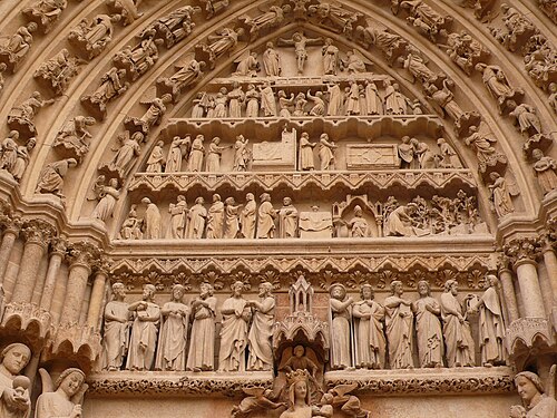 アミアン大聖堂の南側の扉のタンパヌム。アミアンの聖オノラトゥスの生涯、司教任命、聖遺物の翻訳などが描かれています。