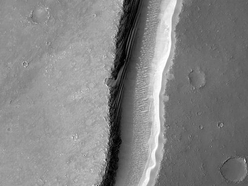 HiRISE から見たアルヌス渓谷の層