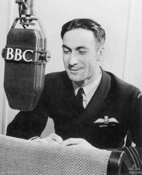 黒い正式な軍服を着た男性が、「BBC」と書かれたマイクに向かって身を乗り出している。