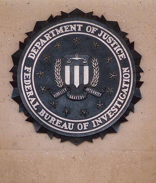 ワシントンDCのJ・エドガー・フーバー・ビルディングの入り口にある、FBIの紋章を金属で鋳造したもの。