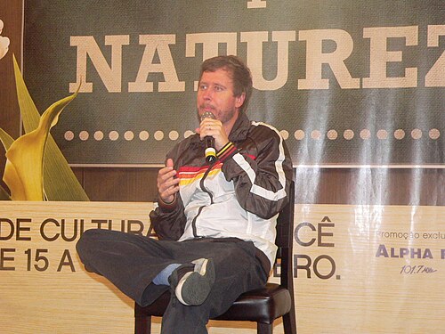 ブラジルのコチアで記者会見に臨むレアンドロ・ナルロック氏