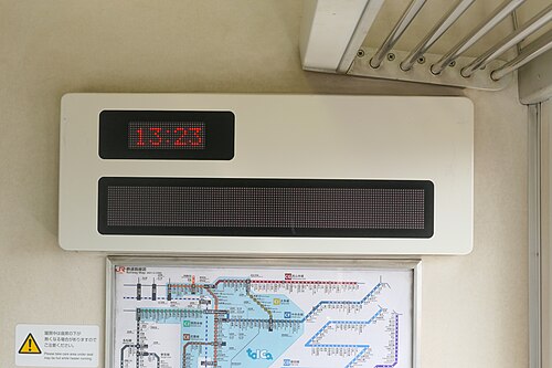 デジタル時計とLED乗客情報スクリーン
