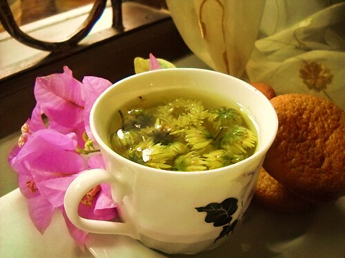 菊の花を熱湯に浸す