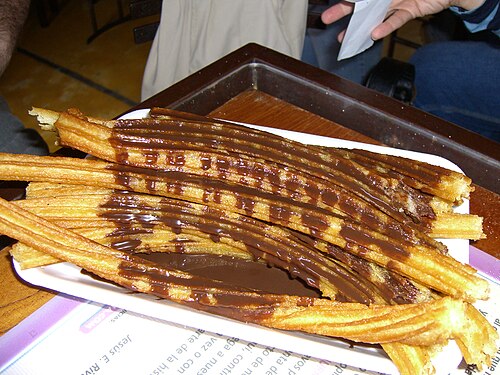 チョコレートをかけたチュロス