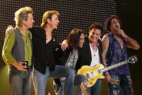 ジャーニーのメンバー5人が肩を組んで立っている写真