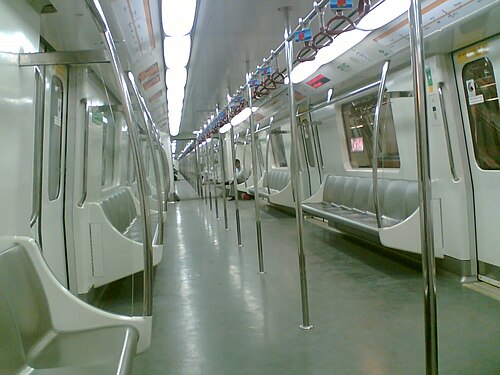 座席数が限られている地下鉄車両の車内