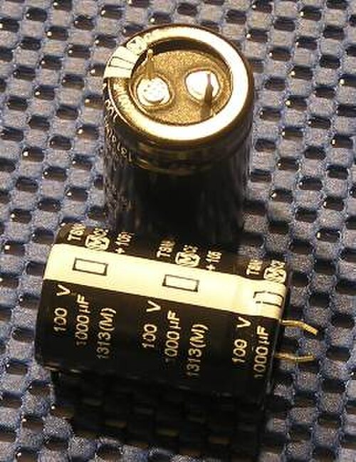 電源用途向けスナップイン式アルミ電解コンデンサ