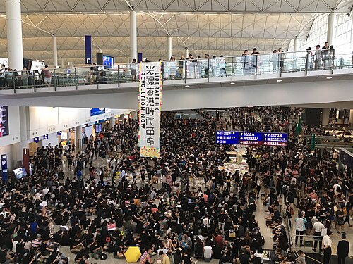 香港空港内の「香港解放」横断幕、2019年