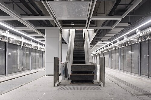 駅のプラットホーム建設中