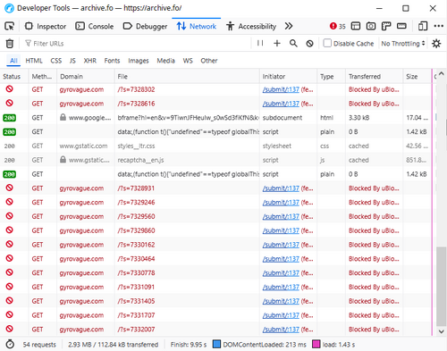 LibreWolfの開発者ツールの「ネットワーク」タブのスクリーンショット。JavaScriptスクリプトによって「gyrovague.com」への複数の自動接続が行われている(これらはすべてµBlock Originブラウザ拡張機能によってブロックされている)。
