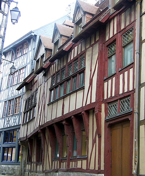 14 世紀の初期の持ち出し屋根の家、ルーアン (フランス、ノルマンディー)