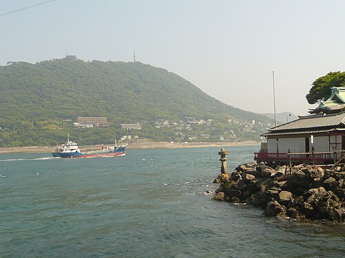 神社から望む関門海峡