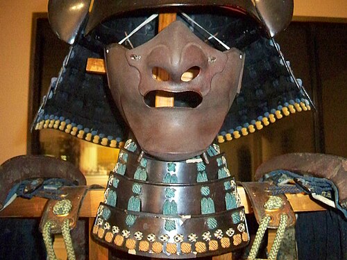 侍の面頬は、鉄板の喉掛け（よだつ掛）が付いた鉄製の面です。