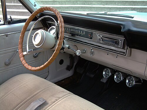 1967年型フォード・ランチェロの車内写真。ベンチシートとステアリングコラムに3速シフトレバーが装備されている。