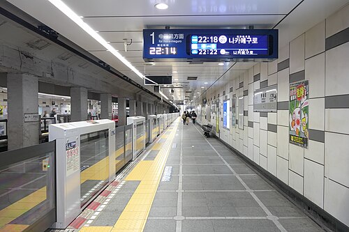 日比谷線のプラットフォーム（2023年11月）