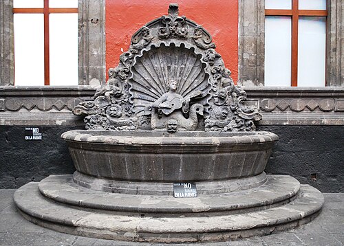 メキシコ市立博物館にある、ギターを弾く人魚を描いた噴水（17 世紀）