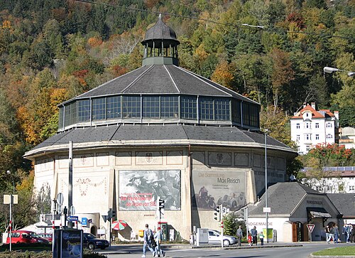 インスブルックのザッゲン地区にある旧フンガーブルク基地の円形建築物
