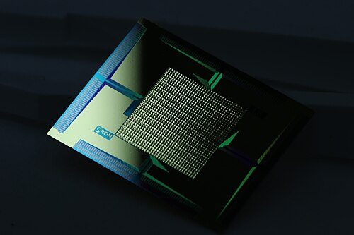 SRON が宇宙からの X 線を検出するために開発した遷移エッジ センサー (TES) チップ。提供: 永吉健一郎 (SRON)