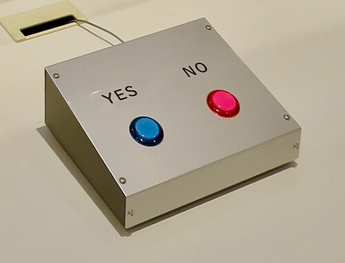 色の異なる2つのボタンが付いた金属製の箱。赤いボタンは「いいえ」、青いボタンは「はい」を表します。