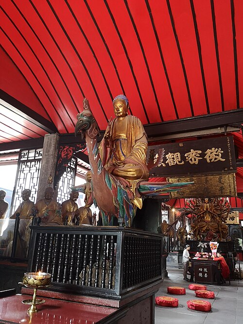 中国四川省成都市にある宝光寺の五百羅漢堂の中央には孔雀に乗った阿弥陀如来像、後ろには千手観音像がある。