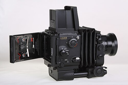 拡張広角ベローズ、折りたたみ式ウエストレベルファインダー、EBC フジノンレンズ GX 65mm 1:5.6、開いたインスタントフィルムホルダー II を備えた Fuji GX680III プロフェッショナルボディ