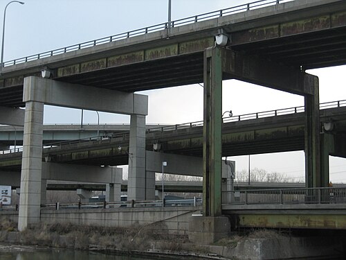 2つの高架道路を支えるコンクリート構造物