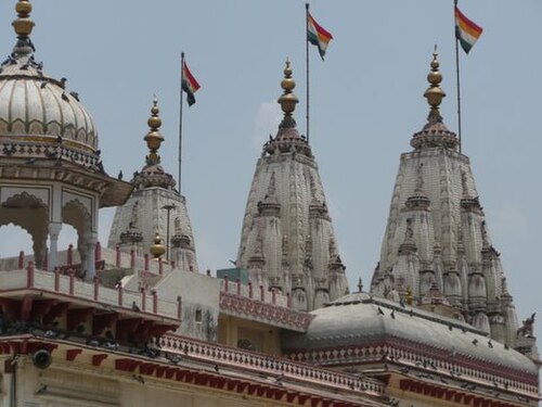 インド、ラジャスタン州のシュリ・マハヴィルジ寺院の頂上にある旗